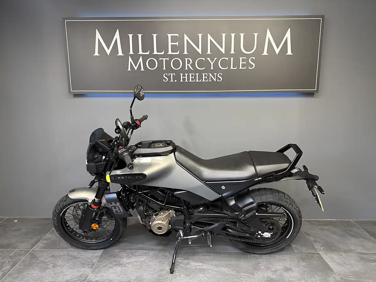 Used 2025 Husqvarna Svartpilen Black - Interior and Exterior details 11