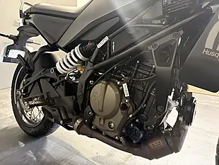 Used 2025 Husqvarna Svartpilen Black - Interior and Exterior details 12