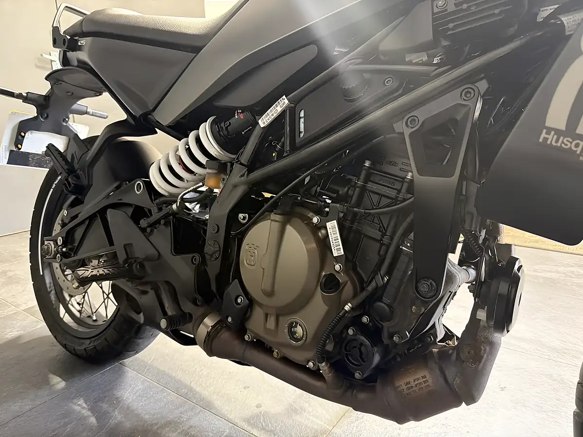 Used 2025 Husqvarna Svartpilen Black - Interior and Exterior details 12