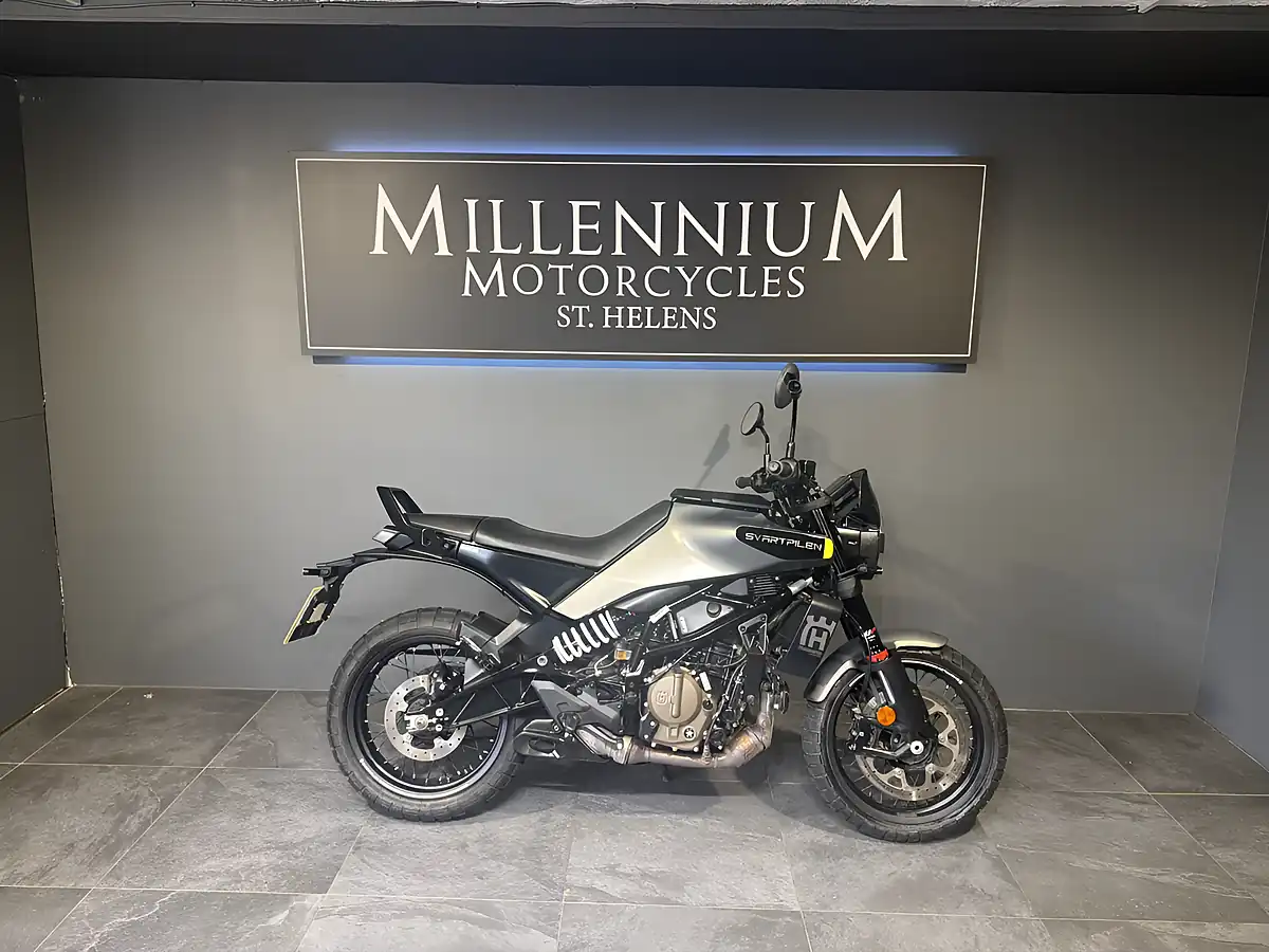 Used 2025 Husqvarna Svartpilen Black - Interior and Exterior details 13