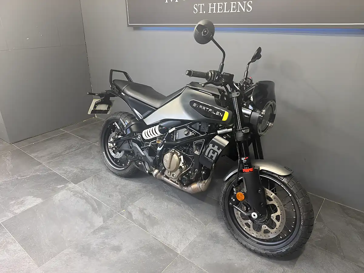Used 2025 Husqvarna Svartpilen Black - Interior and Exterior details 2