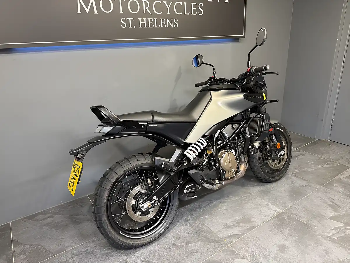 Used 2025 Husqvarna Svartpilen Black - Interior and Exterior details 3
