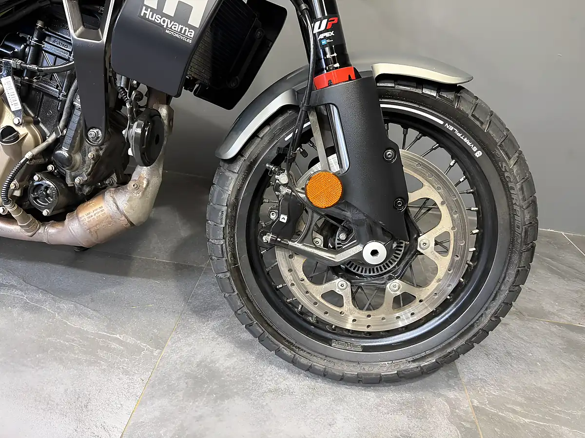 Used 2025 Husqvarna Svartpilen Black - Interior and Exterior details 4