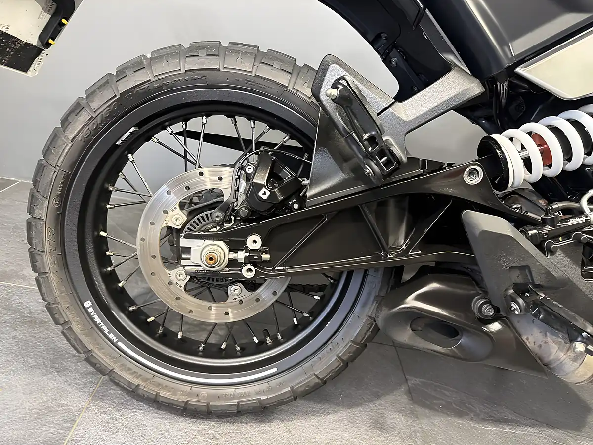 Used 2025 Husqvarna Svartpilen Black - Interior and Exterior details 5