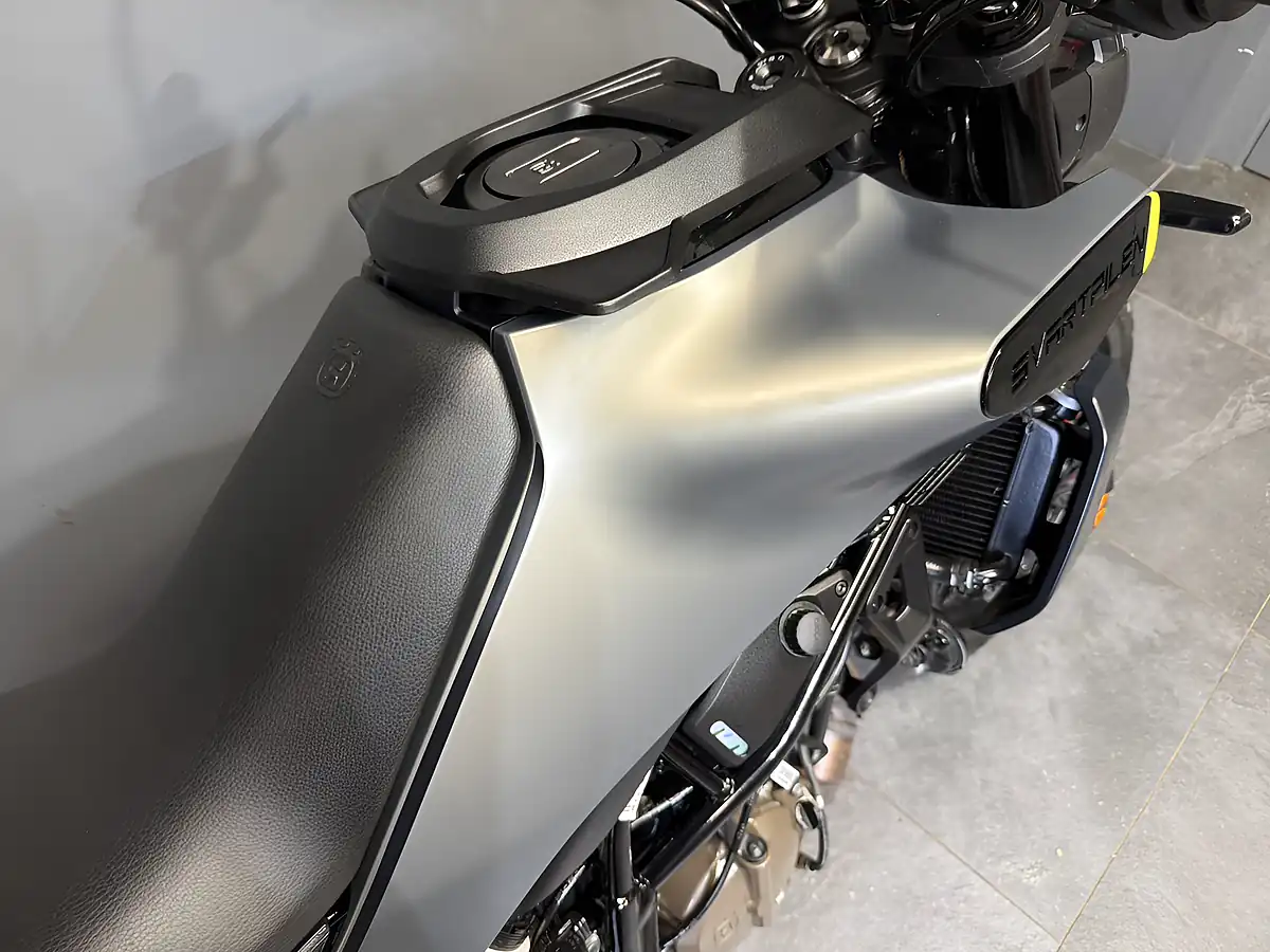 Used 2025 Husqvarna Svartpilen Black - Interior and Exterior details 6