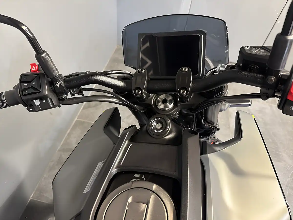 Used 2025 Husqvarna Svartpilen Black - Interior and Exterior details 7