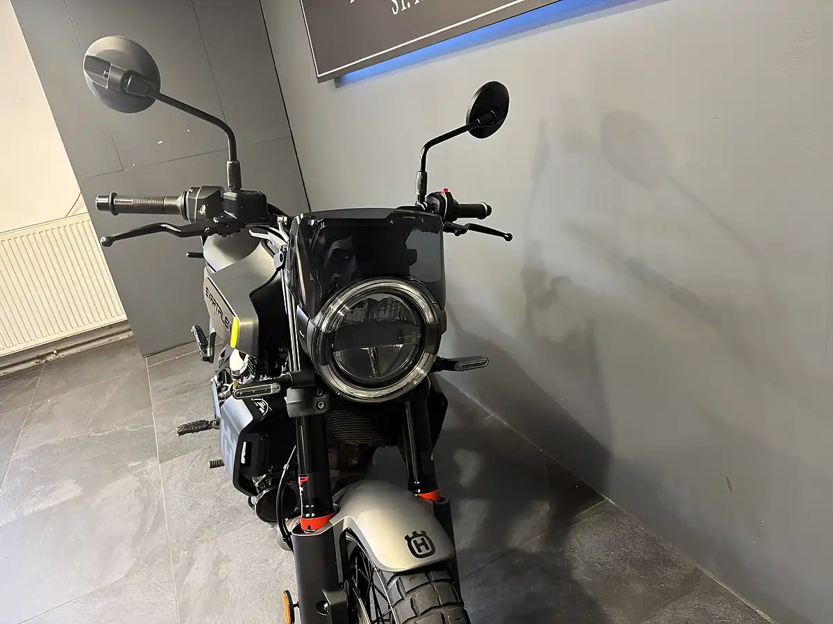 Used 2025 Husqvarna Svartpilen Black - Interior and Exterior details 8