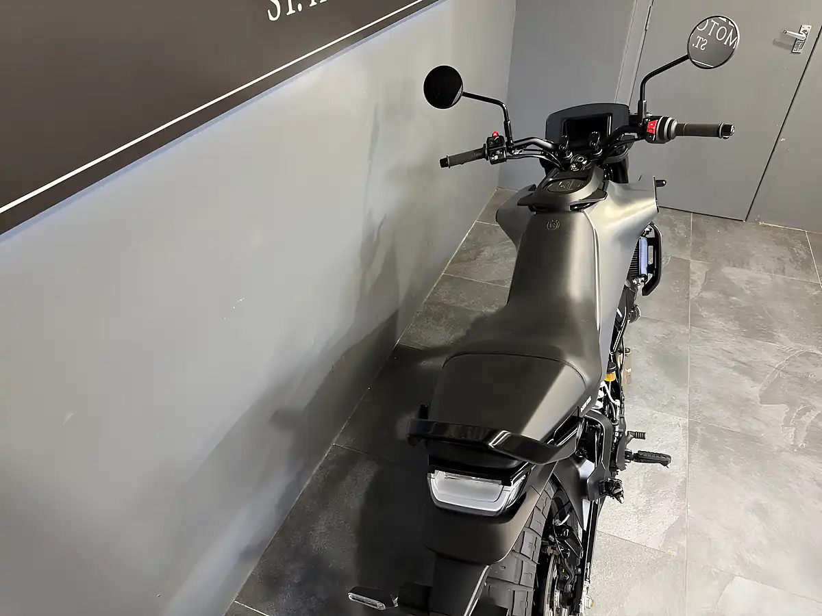 Used 2025 Husqvarna Svartpilen Black - Interior and Exterior details 9