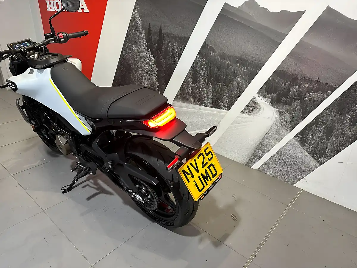 Used 2025 Husqvarna Vitpilen 401 White - Interior and Exterior details 10