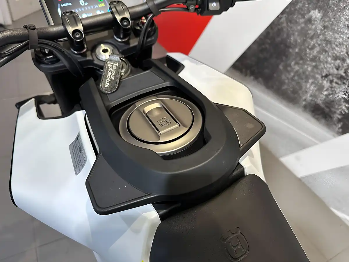 Used 2025 Husqvarna Vitpilen 401 White - Interior and Exterior details 11