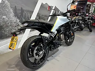 Used 2025 Husqvarna Vitpilen 401 White - Interior and Exterior details 12