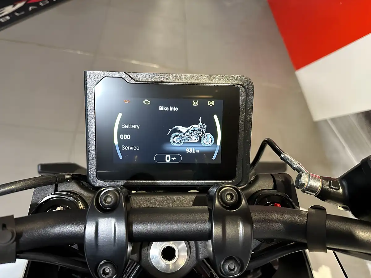 Used 2025 Husqvarna Vitpilen 401 White - Interior and Exterior details 3