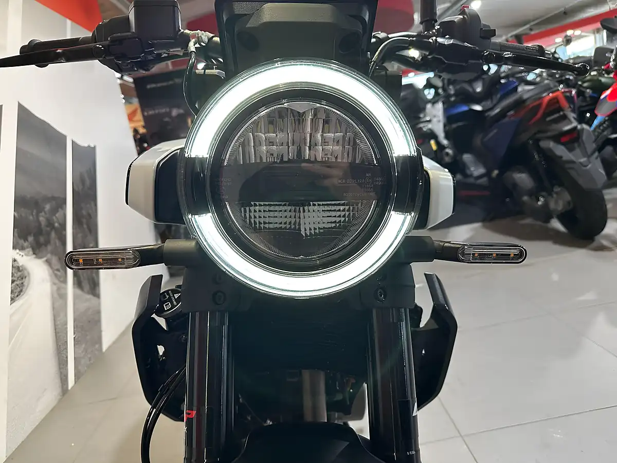 Used 2025 Husqvarna Vitpilen 401 White - Interior and Exterior details 5