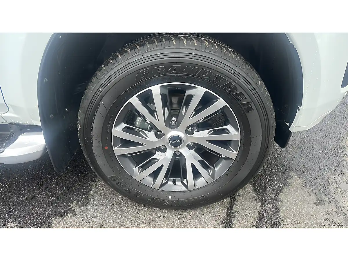 Used 2025 Isuzu D-Max DL40 D/C Splash White - Interior and Exterior details 5