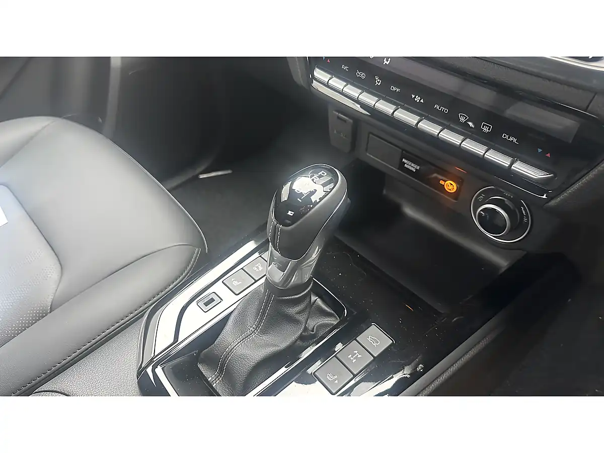 Used 2025 Isuzu D-Max DL40 D/C Splash White - Interior and Exterior details 6