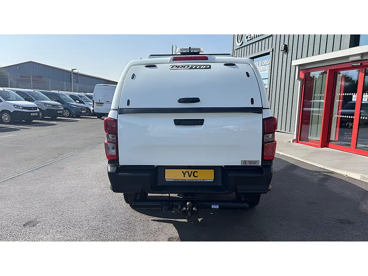 Used 2025 Isuzu D-Max Utility Diff Lock White - Interior and Exterior details 8
