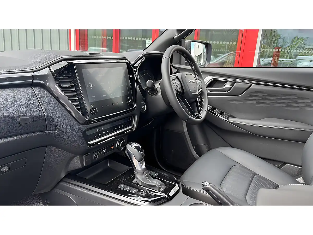 Used 2025 Isuzu D-Max V-Cross D/C Red Spinal Mica - Interior and Exterior details 2