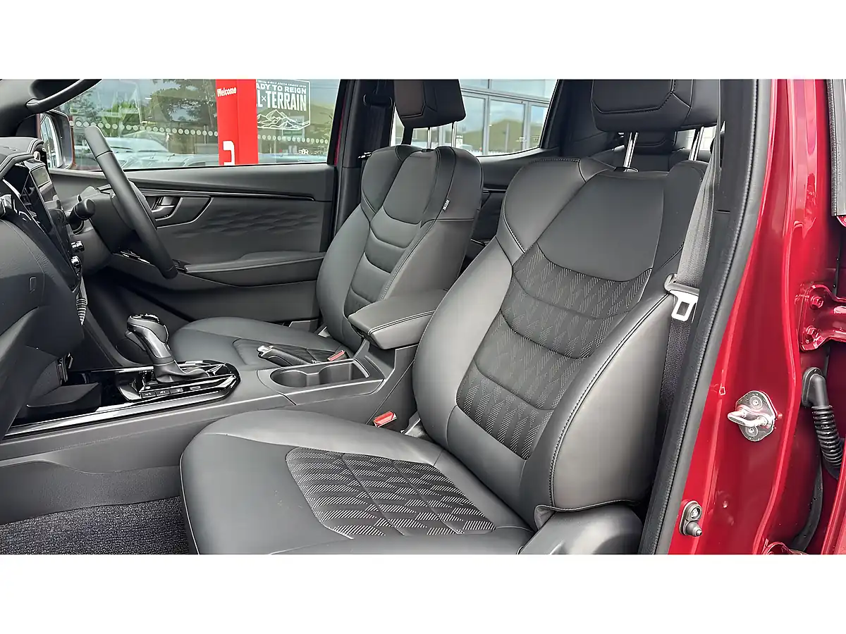 Used 2025 Isuzu D-Max V-Cross D/C Red Spinal Mica - Interior and Exterior details 4