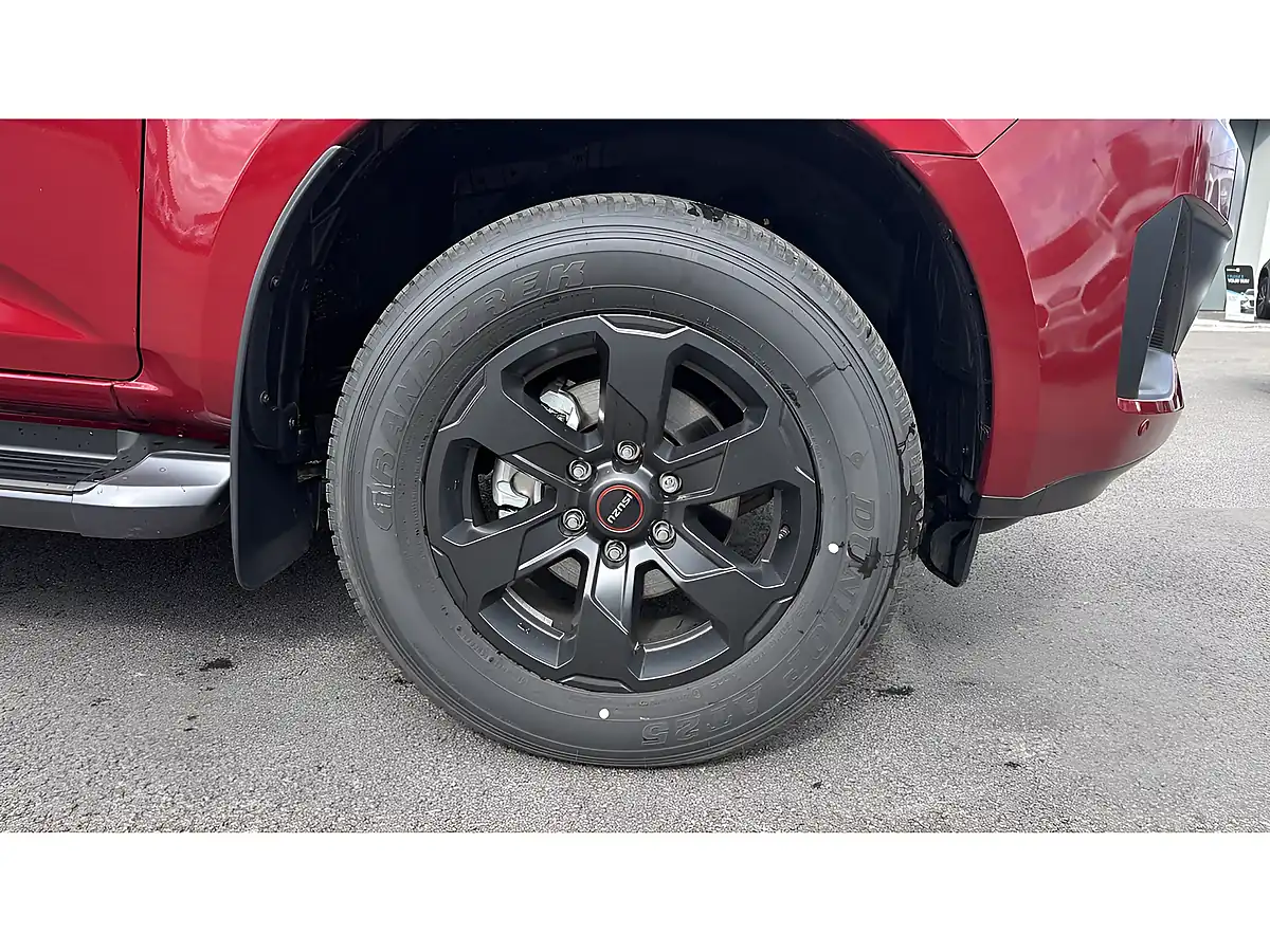 Used 2025 Isuzu D-Max V-Cross D/C Red Spinal Mica - Interior and Exterior details 6