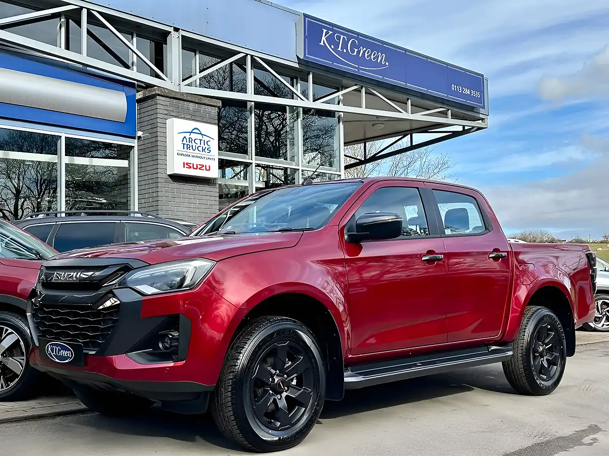 Used 2025 Isuzu D-Max V-Cross Spinel Red - Front View
