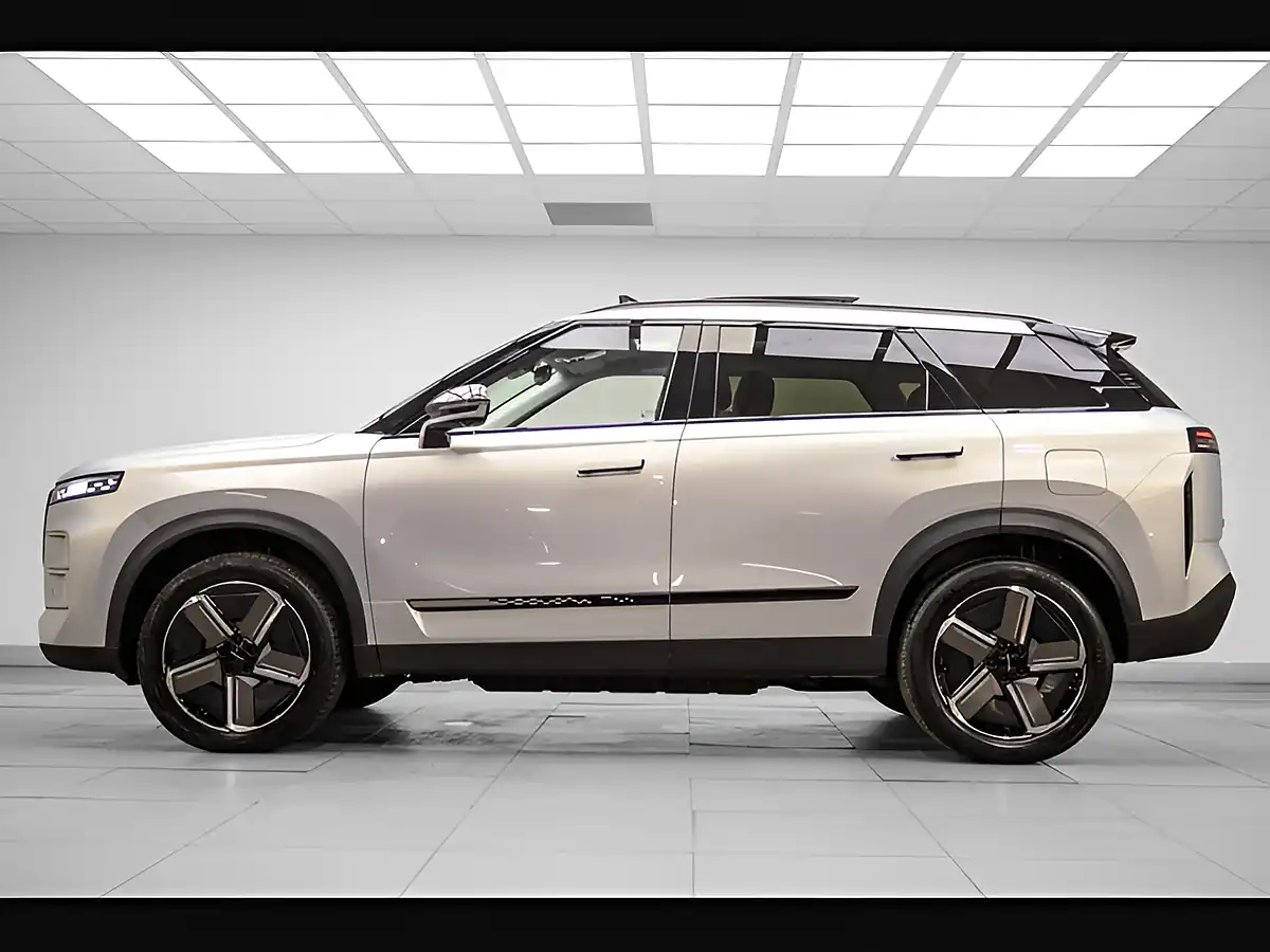 Used 2025 Jaecoo 7 Luxury Silver - Interior and Exterior details 4
