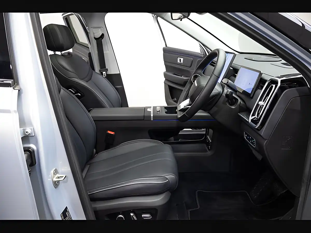 Used 2025 Jaecoo 7 Luxury Silver - Interior and Exterior details 9