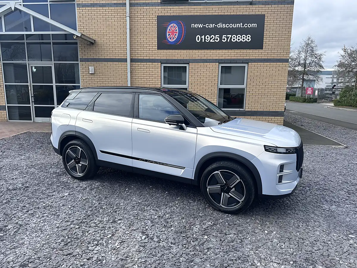 Used 2025 Jaecoo 7 Luxury Silver - Front View