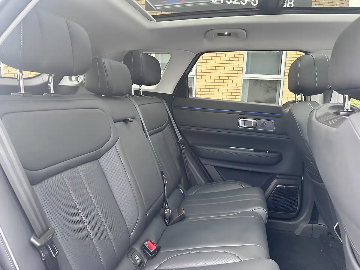 Used 2025 Jaecoo 7 Luxury Silver - Interior and Exterior details 9
