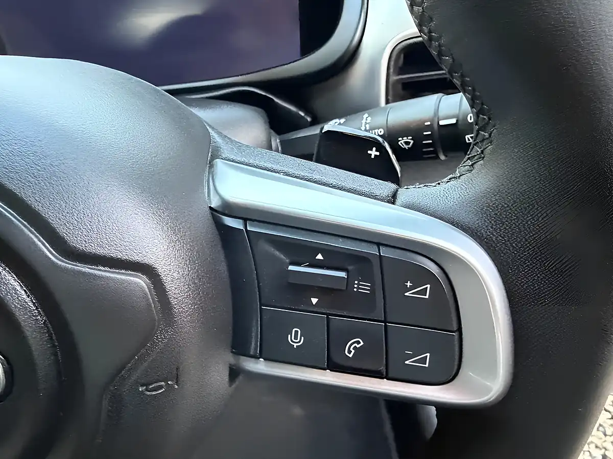 Used 2025 Jeep Avenger Altitude Grey - Interior and Exterior details 12