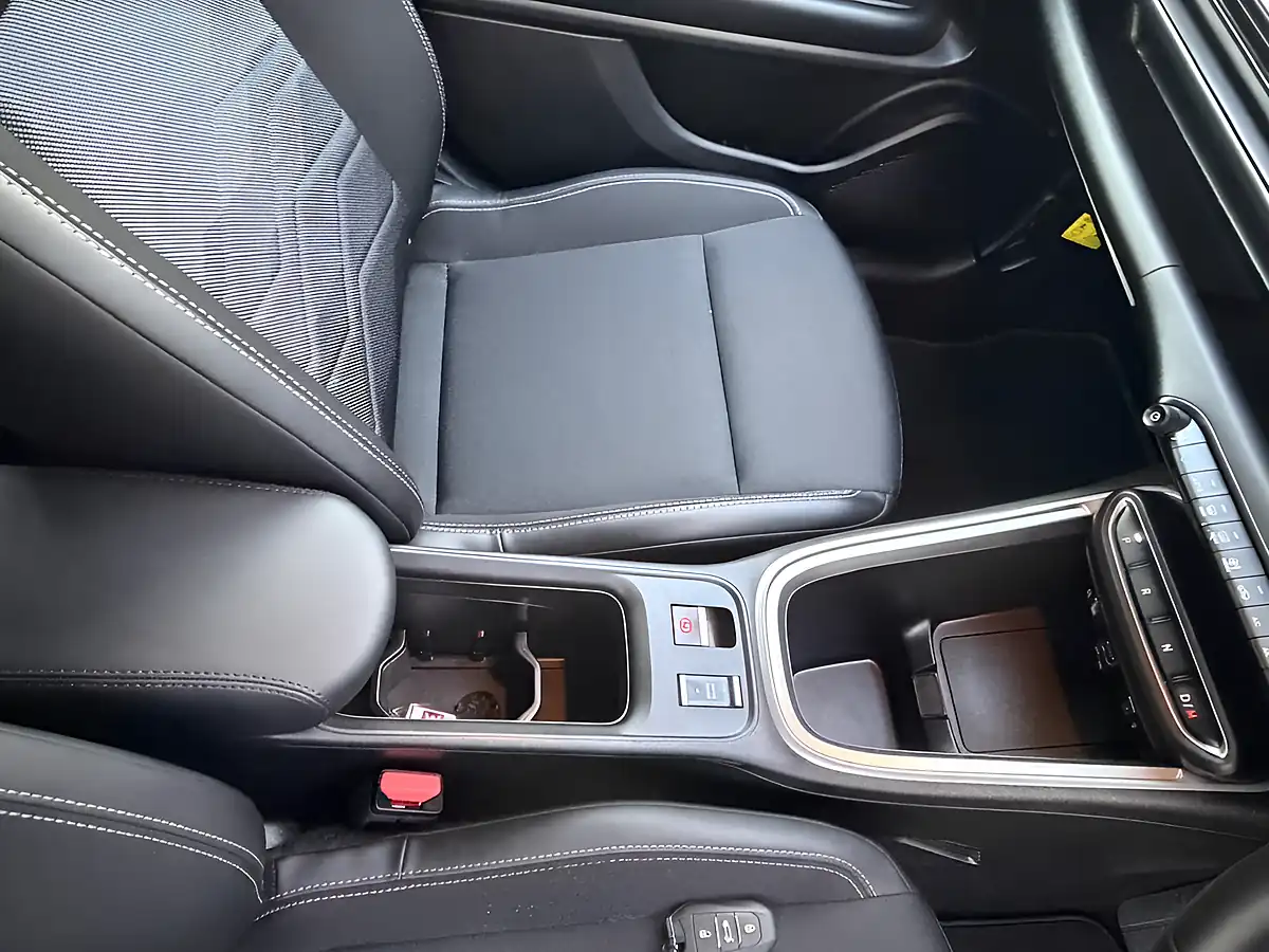 Used 2025 Jeep Avenger Altitude Grey - Interior and Exterior details 19