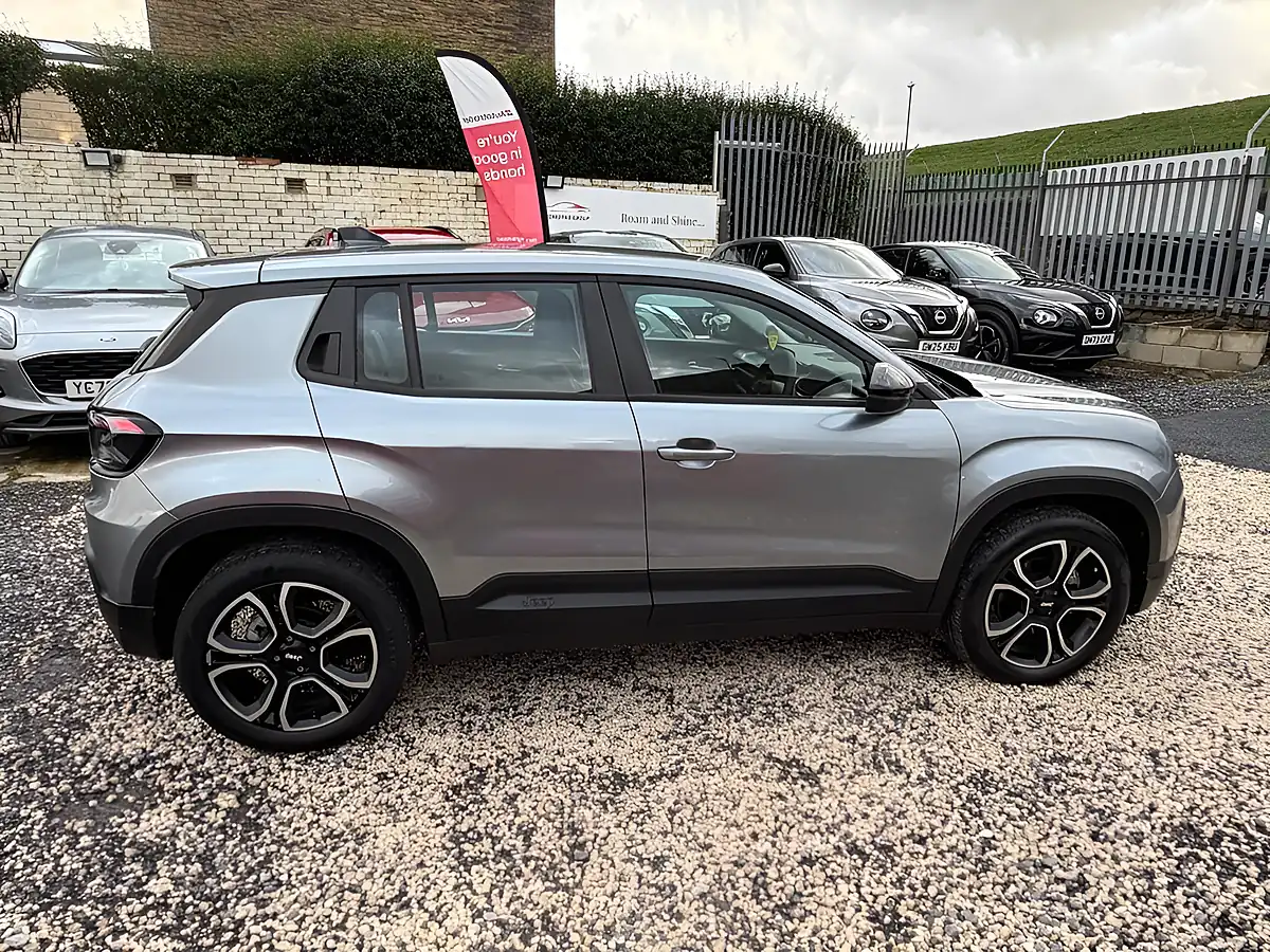 Used 2025 Jeep Avenger Altitude Grey - Interior and Exterior details 7