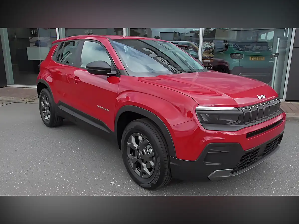 Used 2025 Jeep Avenger Altitude Red - Front View