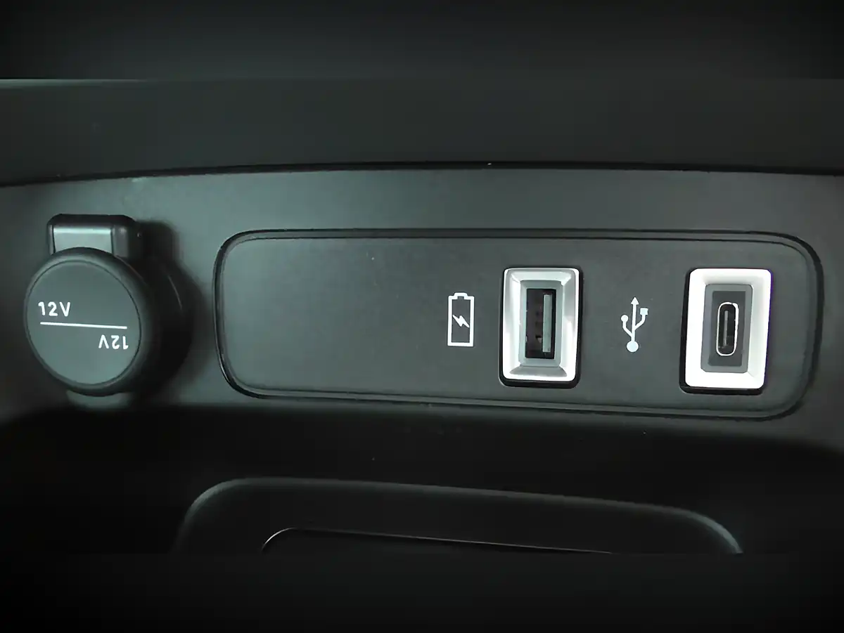 Used 2025 Jeep Avenger Altitude Red - Interior and Exterior details 10