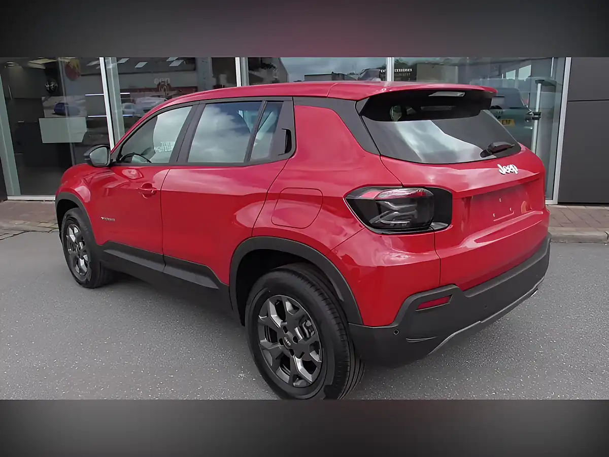Used 2025 Jeep Avenger Altitude Red - Interior and Exterior details 2