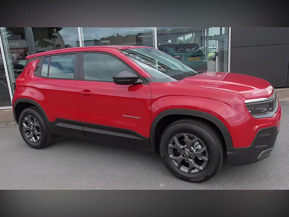 Used 2025 Jeep Avenger Altitude Red - Interior and Exterior details 3