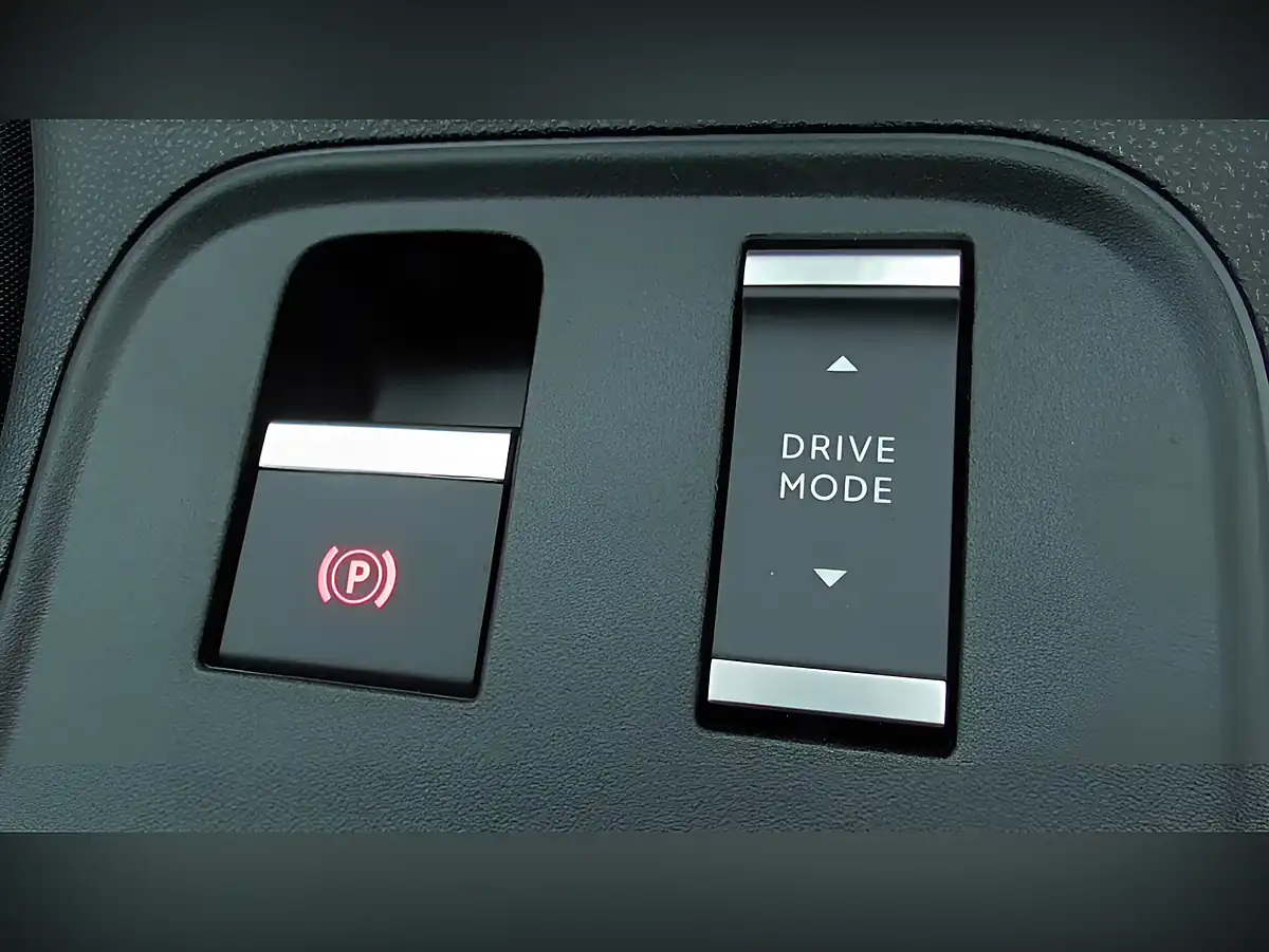 Used 2025 Jeep Avenger Altitude Red - Interior and Exterior details 8