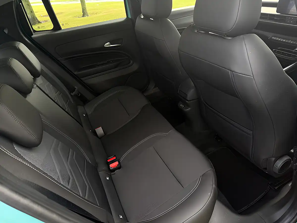 Used 2025 Jeep Avenger Altitude Silver - Interior and Exterior details 11