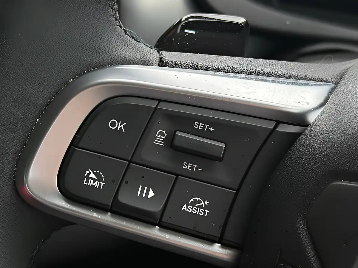 Used 2025 Jeep Avenger Altitude Silver - Interior and Exterior details 19