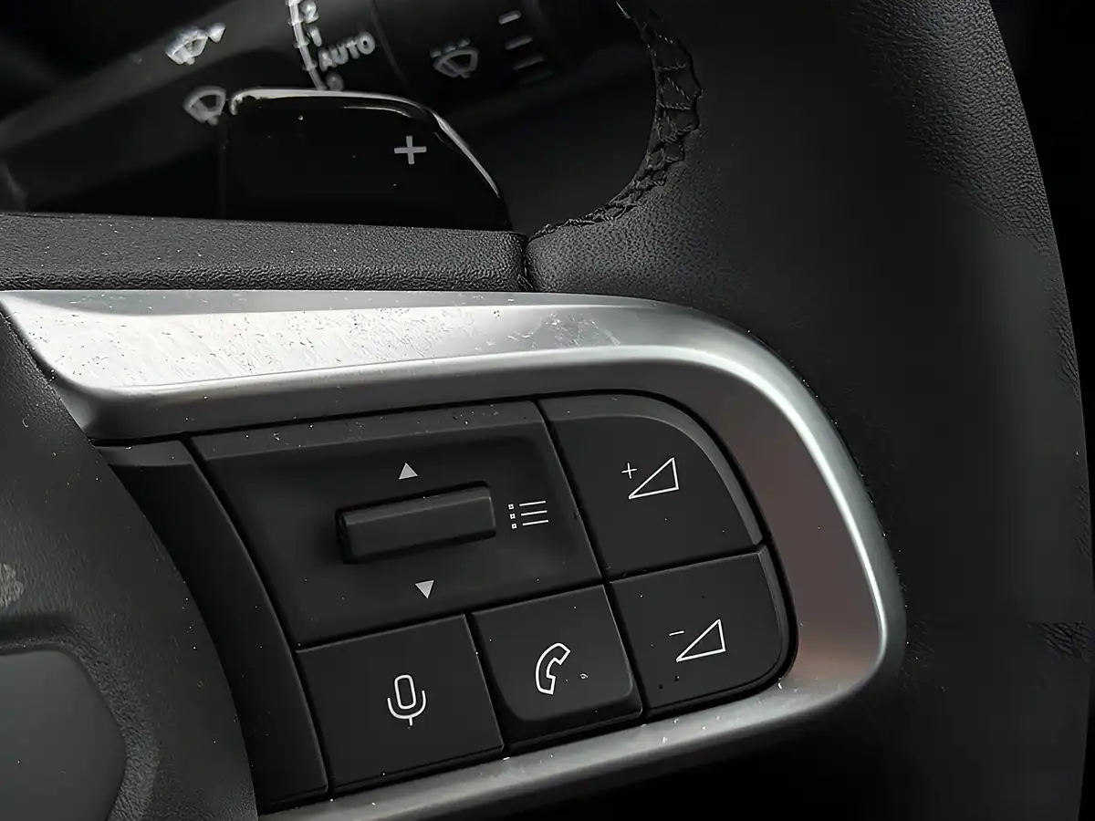 Used 2025 Jeep Avenger Altitude Silver - Interior and Exterior details 20