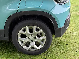 Used 2025 Jeep Avenger Altitude Silver - Interior and Exterior details 9