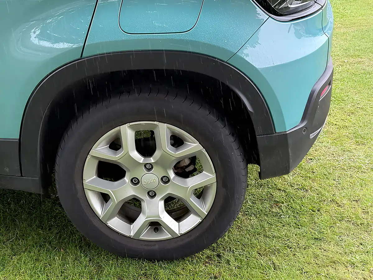Used 2025 Jeep Avenger Altitude Silver - Interior and Exterior details 9