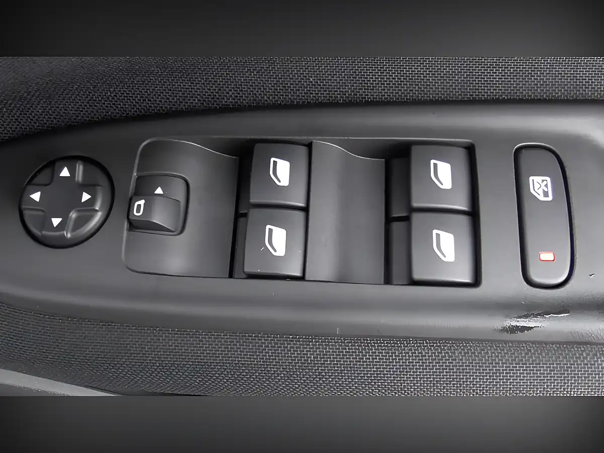 Used 2025 Jeep Avenger Longitude Black - Interior and Exterior details 10