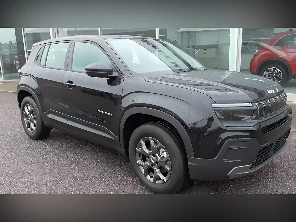 Used 2025 Jeep Avenger Longitude Black - Interior and Exterior details 3