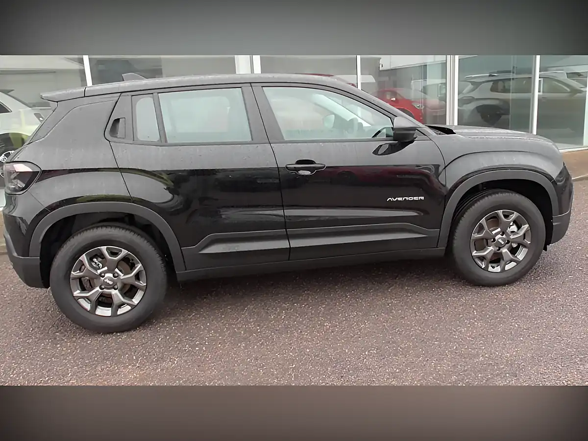 Used 2025 Jeep Avenger Longitude Black - Interior and Exterior details 4