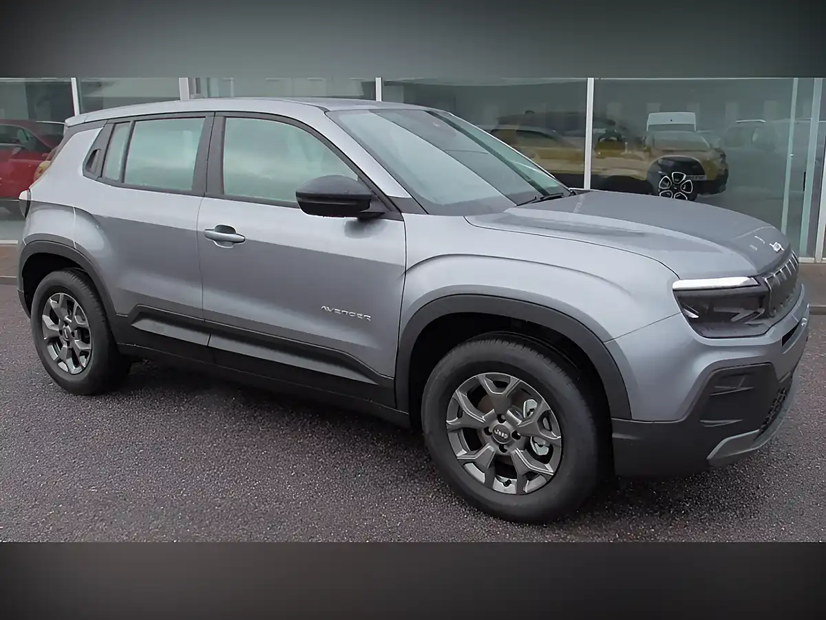 Used 2025 Jeep Avenger Longitude Grey - Front View
