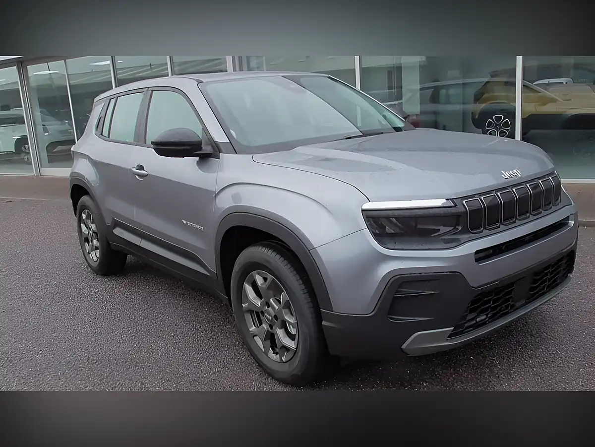 Used 2025 Jeep Avenger Longitude Grey - Interior and Exterior details 3