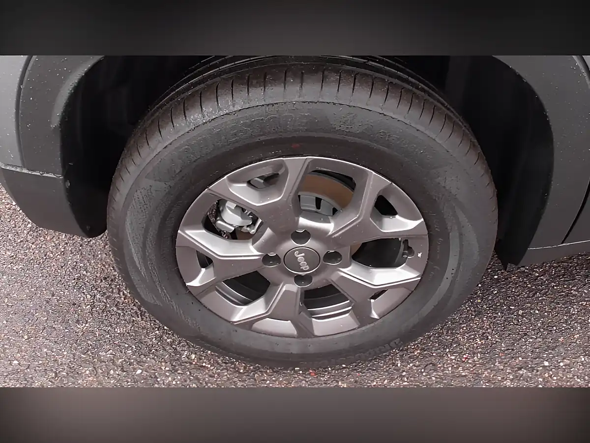 Used 2025 Jeep Avenger Longitude Grey - Interior and Exterior details 5
