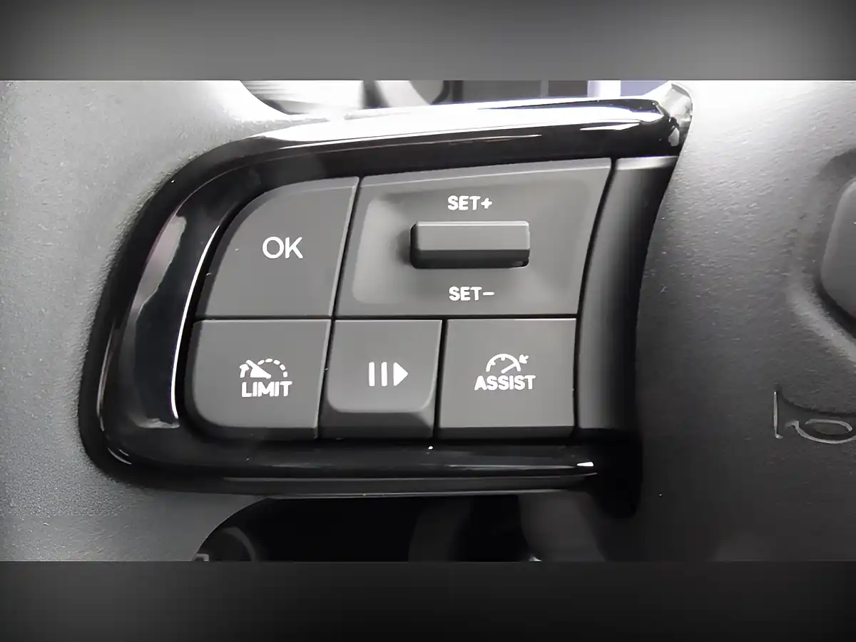 Used 2025 Jeep Avenger Longitude Grey - Interior and Exterior details 6