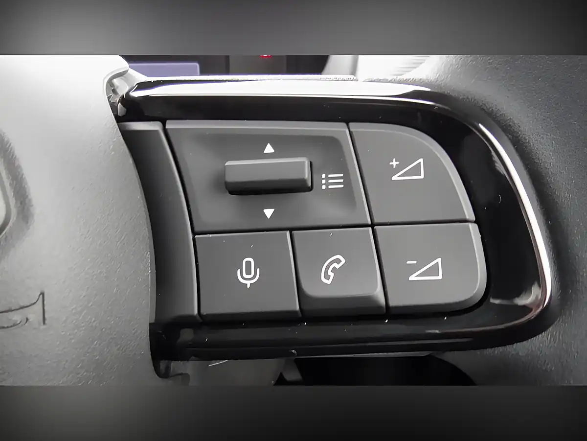 Used 2025 Jeep Avenger Longitude Grey - Interior and Exterior details 7