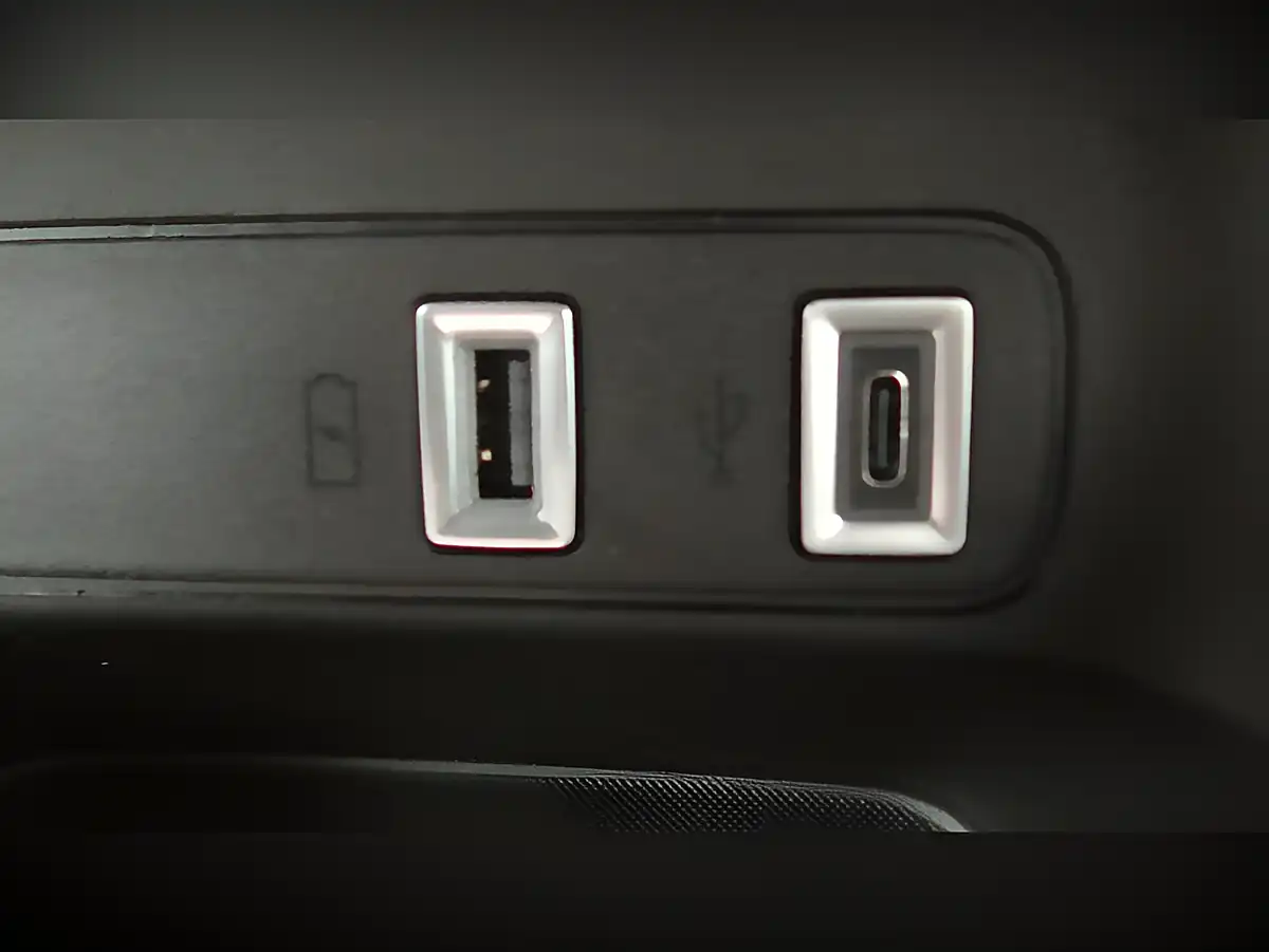 Used 2025 Jeep Avenger Longitude Grey - Interior and Exterior details 9